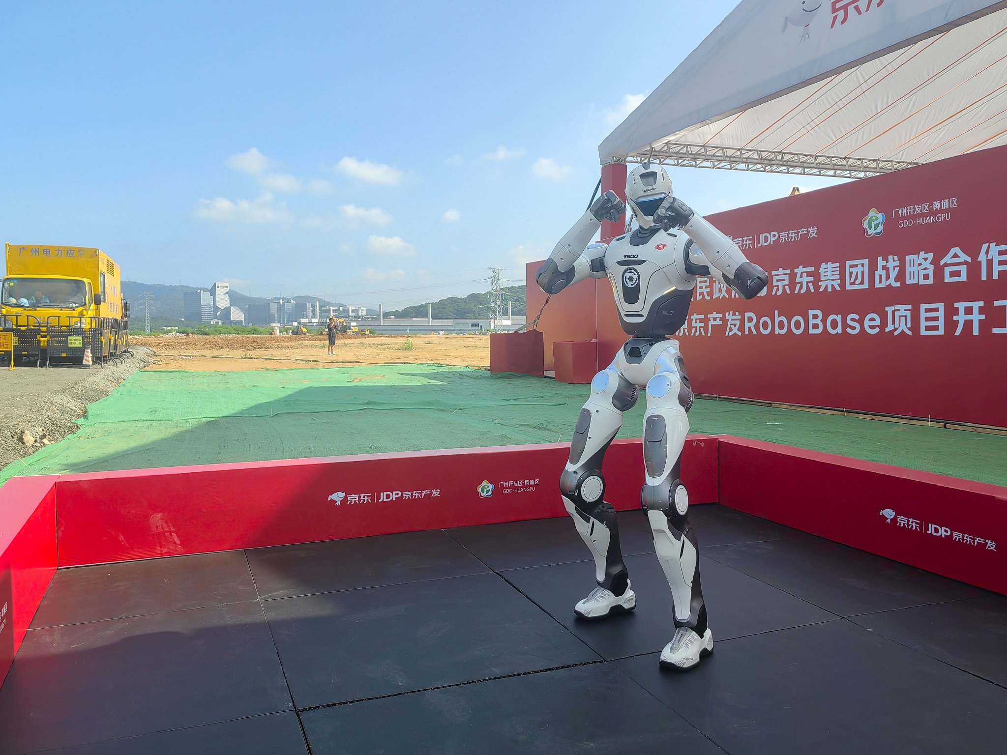 京东杀入具身智能赛道	，首个机器人基地在广州动工